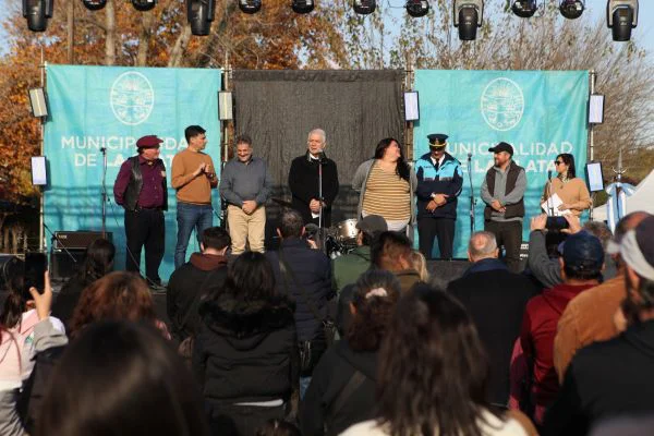 El acto protocolar en la Plaza El Recreo de Arana