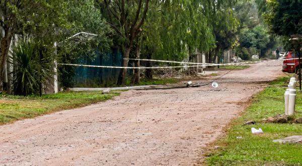 Poste de alumbrado caído en calle 12 (Villa Garibaldi)