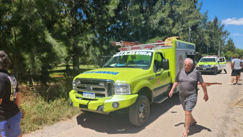 Bomberos de Villa Elvira trabajando en la extinción 