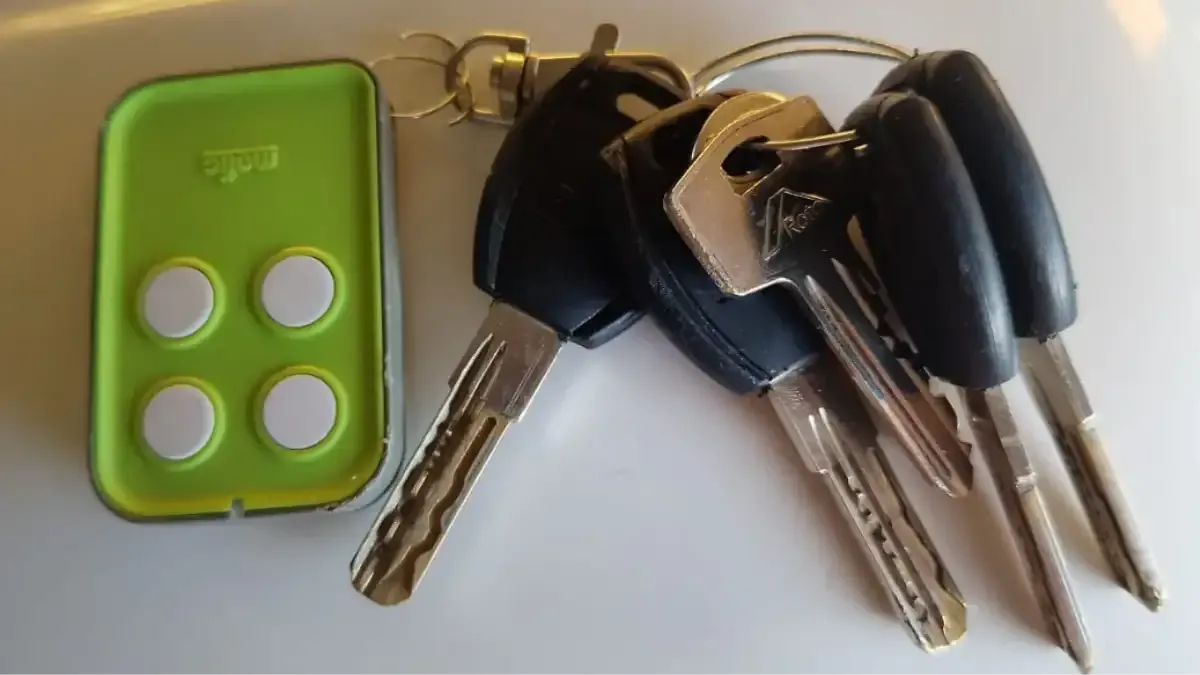 Juego de llaves con control remoto