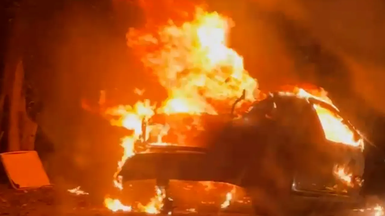 El auto incendiado en Arana