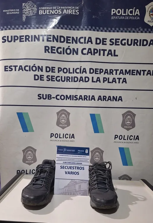 Las zapatillas que complican al detenido