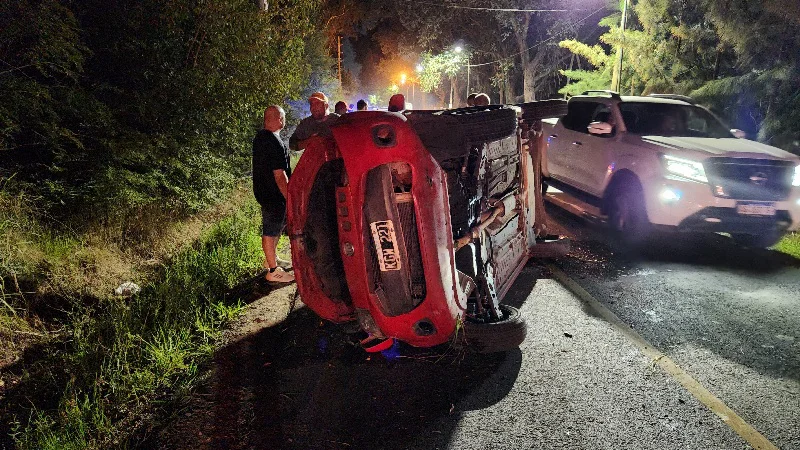Auto volcado en calle 22