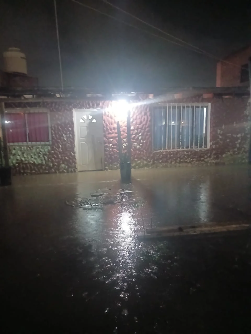 Vecinos de 8 y 630 sufren en cada tormenta