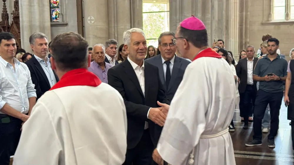 Alak junto al arzobispo Carrara