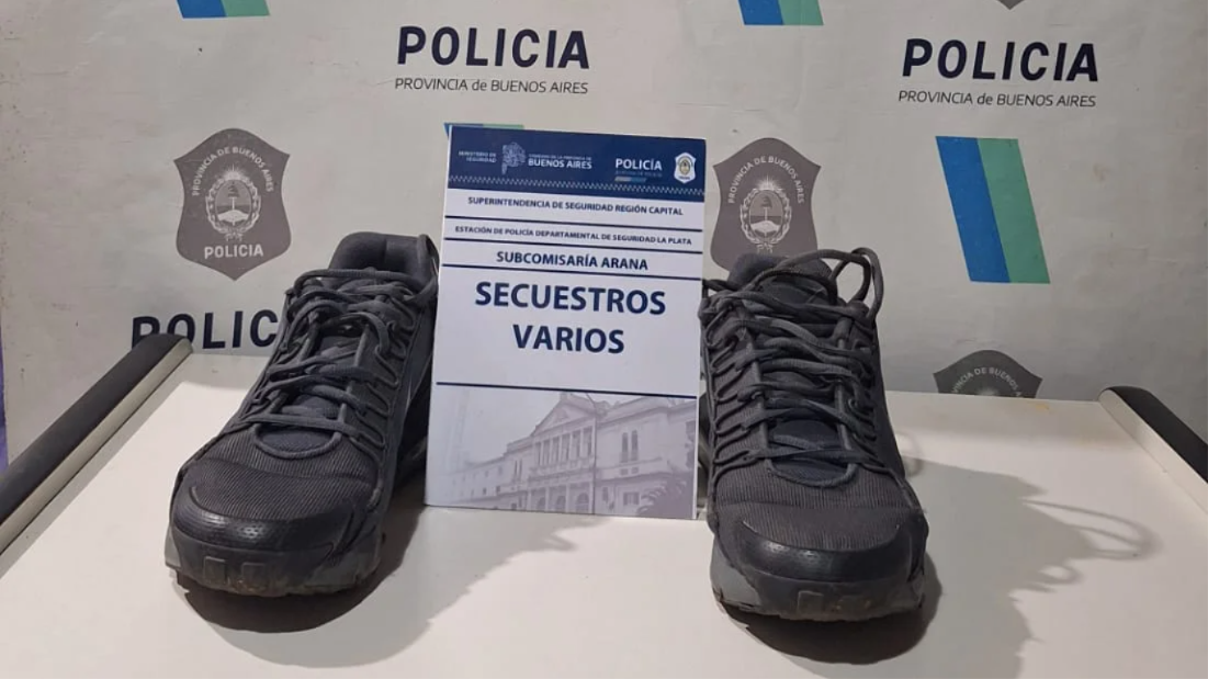 Las zapatillas que complican al detenido