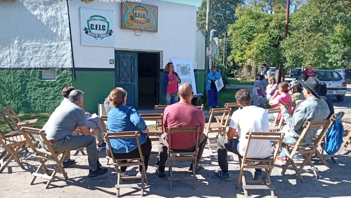 Lorena Di Matteo (delegada de Sicardi) en el encuentro con vecinos de I. Correas