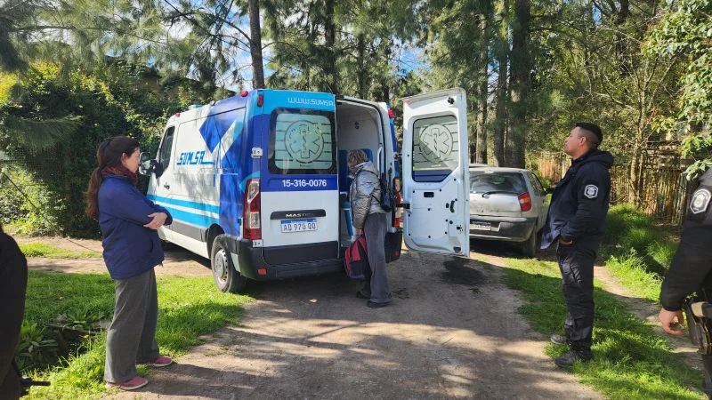 El joven fue asistido y trasladado por una ambulancia