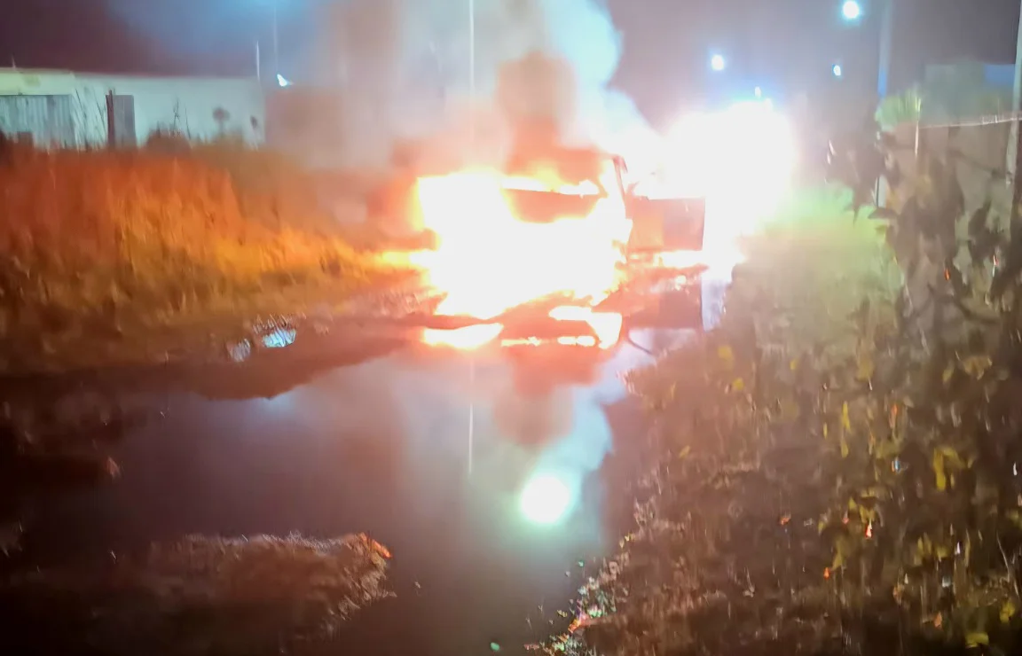Auto incendiado en Parque Sicardi