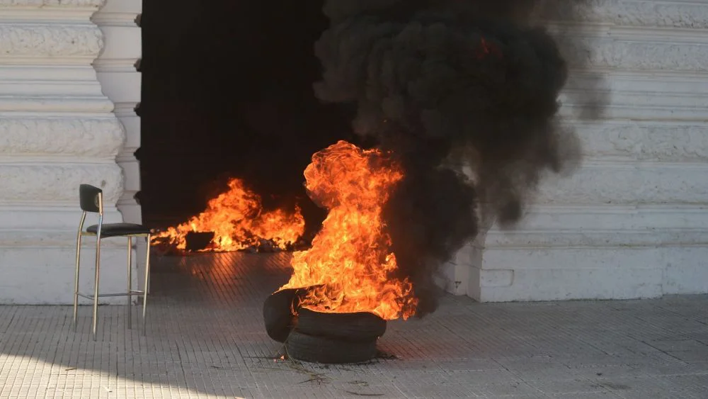 Así se quemaban neumáticos frente al palacio municipal