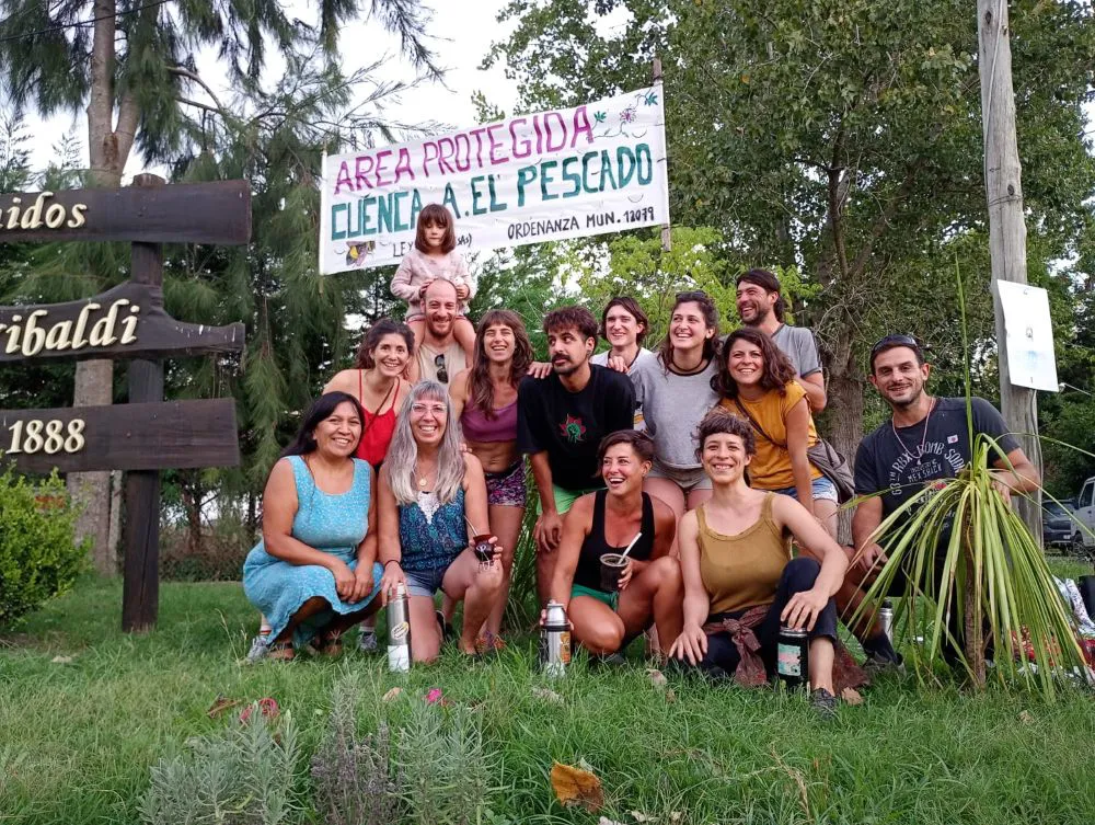 vecinos_colocando_el_cartel