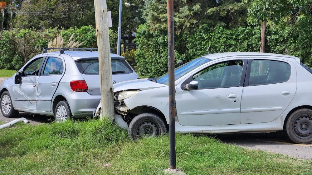 Choque entre 2 autos en 22 y 637
