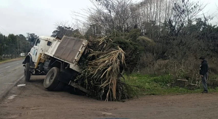 Camión recolector atascado en la zanja