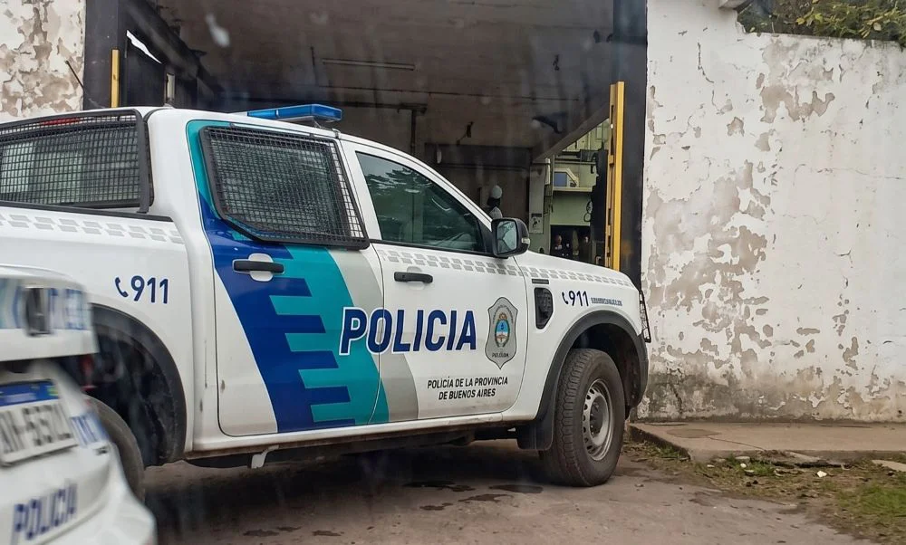 Móviles policiales en el hotel de 6 entre 90 y 91