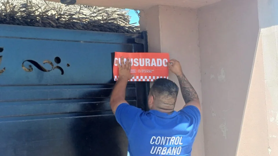 Personal de Control Urbano coloca la faja de clausura