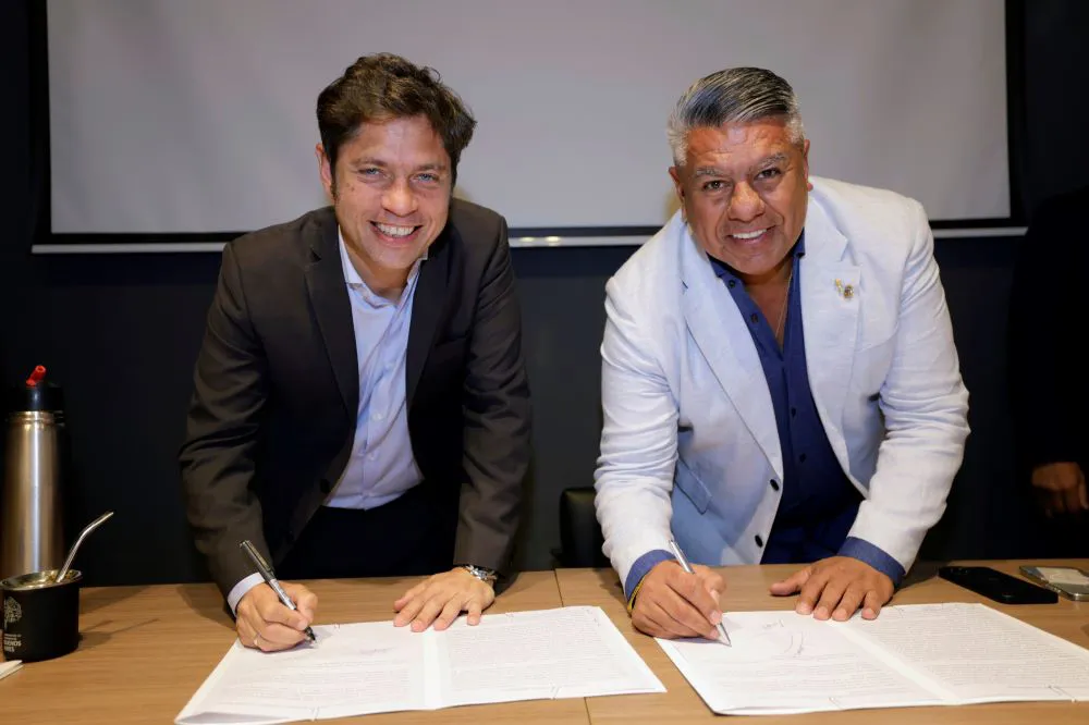 Firma del convenio entre Axel Kicillof y Chiqui Tapia