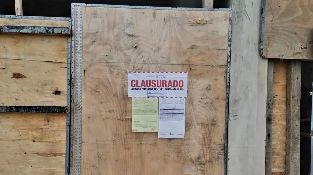 Cartel de clausura y acta de infracción