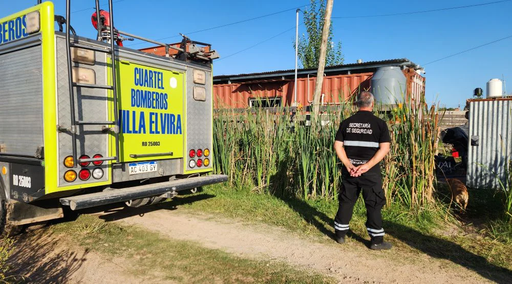 Bomberos de Villa Elvira trabajando en 669 y 19 bis