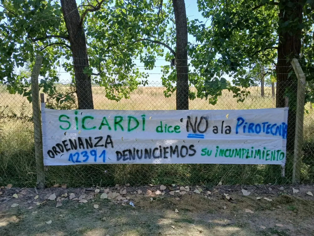 Cartel "Pirotecnia cero" en Av. 7