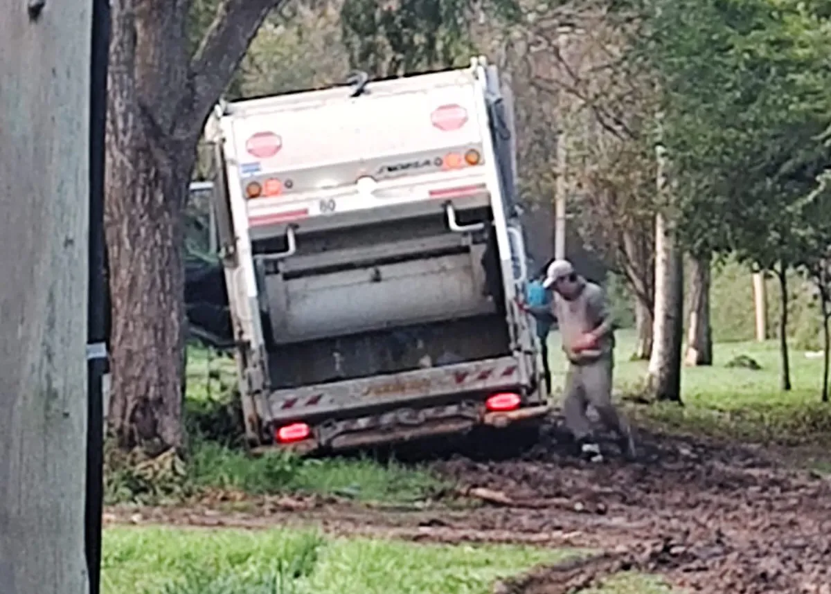 Camión encajado en 11 bis