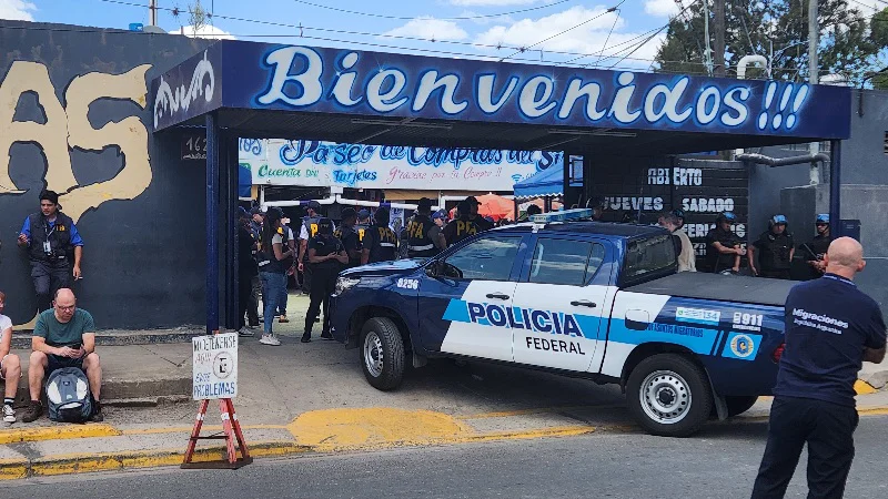 Operativo en el Paseo de Compras del Sur