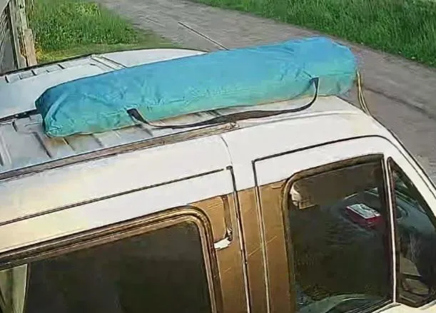 La carpa en el techo del transporte