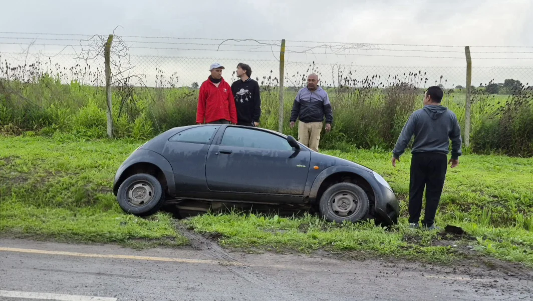 El Ford Ka que se cayó a la zanja