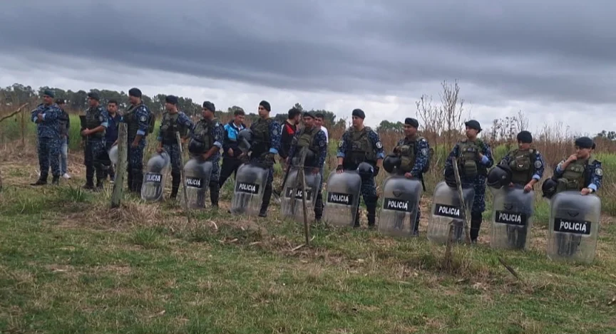 Cuerpo de infantería en el predio usurpado