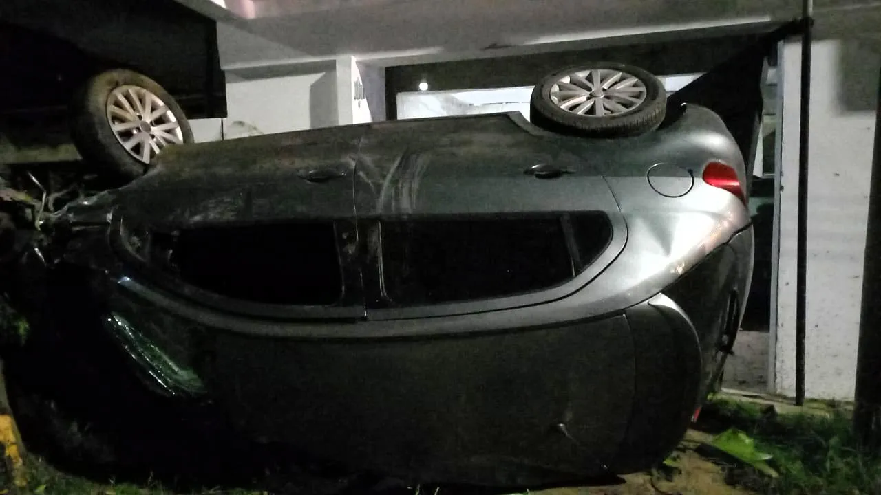 Vw Gol quedó volcado en la vereda