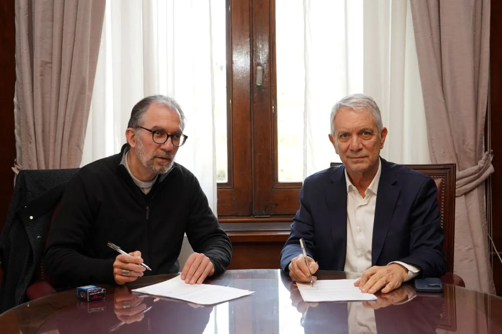 Firma del convenio entre Gustavo Carrara y Julio Alak